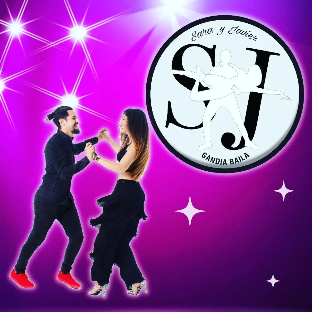 Sara y Javier bailando salsa