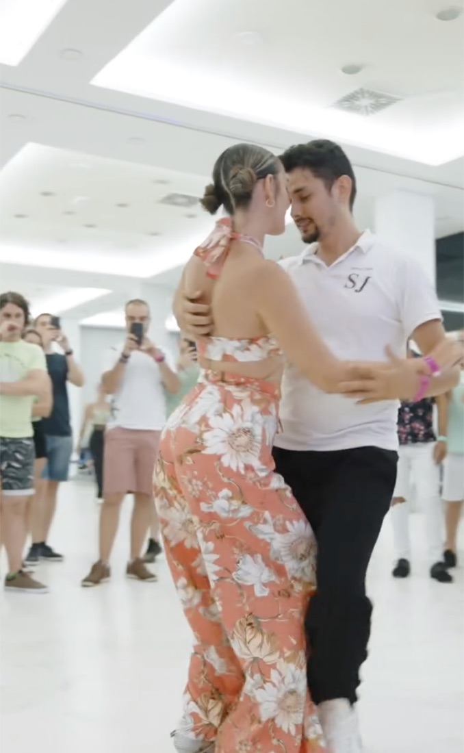 Sara y Javier bailando bachata