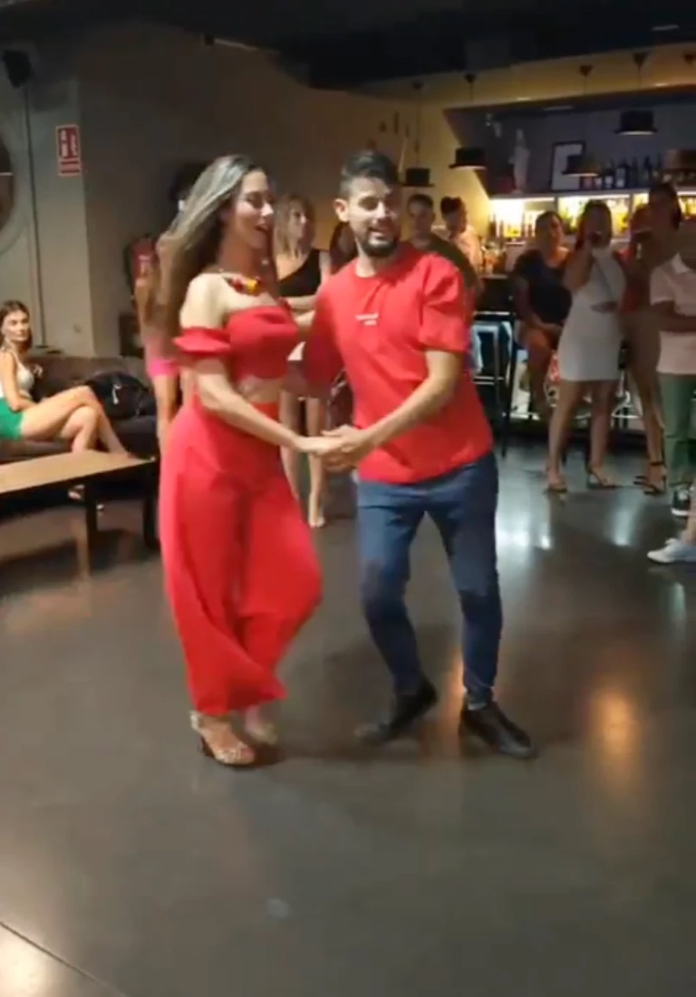 Sara y Javier en un social de salsa